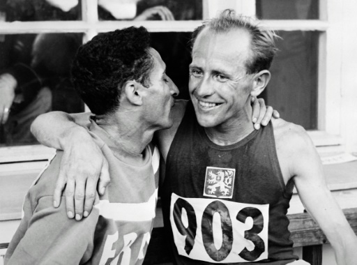 Alain Mimoun et Emil Zatopek aux JO d'Helsinki, le 26 juillet 1952 - AFP