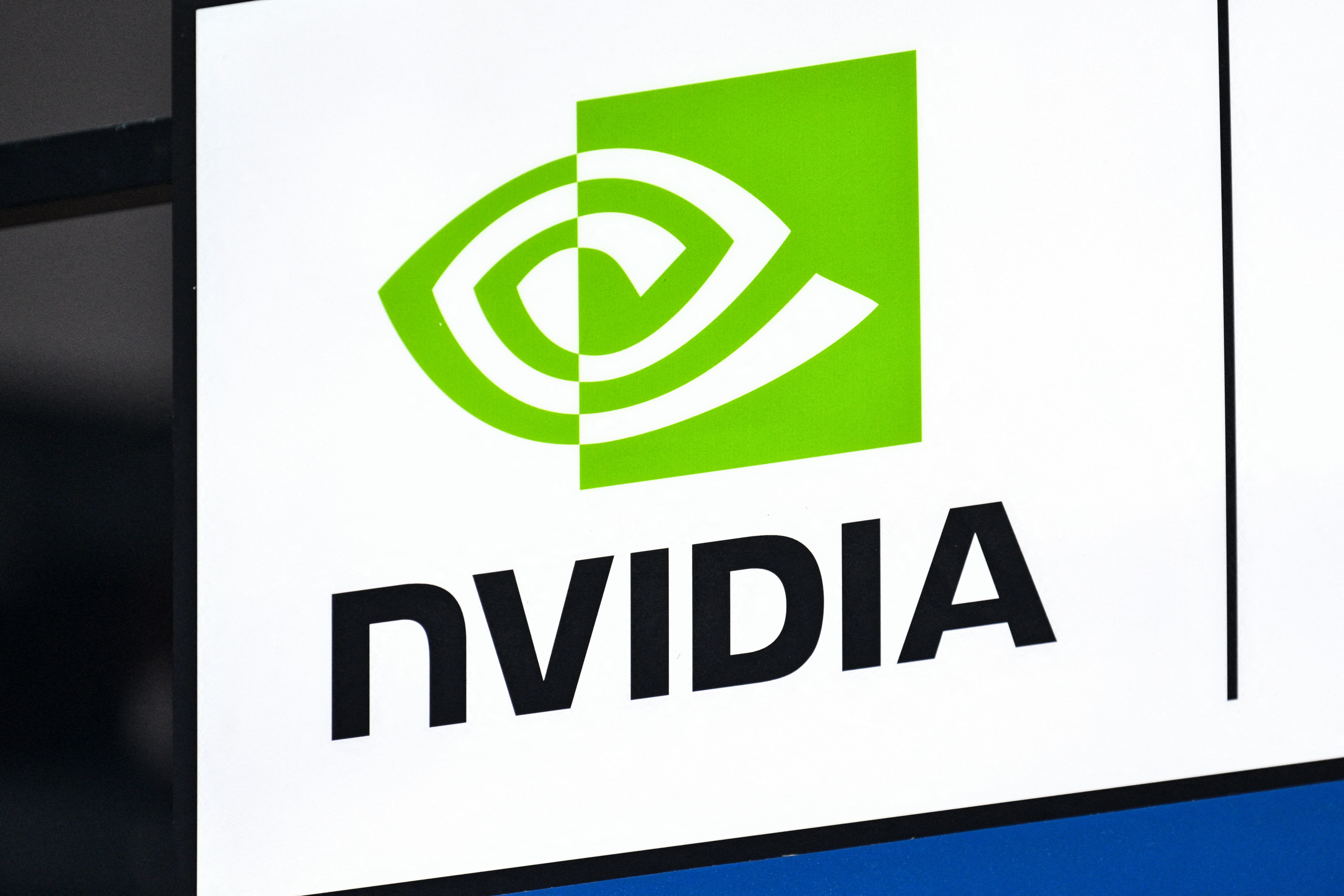Le logo Nvidia visible lors de la Conférence mondiale sur l'intelligence artificielle (WAIC) au Shanghai World Expo and Convention Center à Shanghai, le 28 juillet 2025. Hector RETAMAL / AFP
