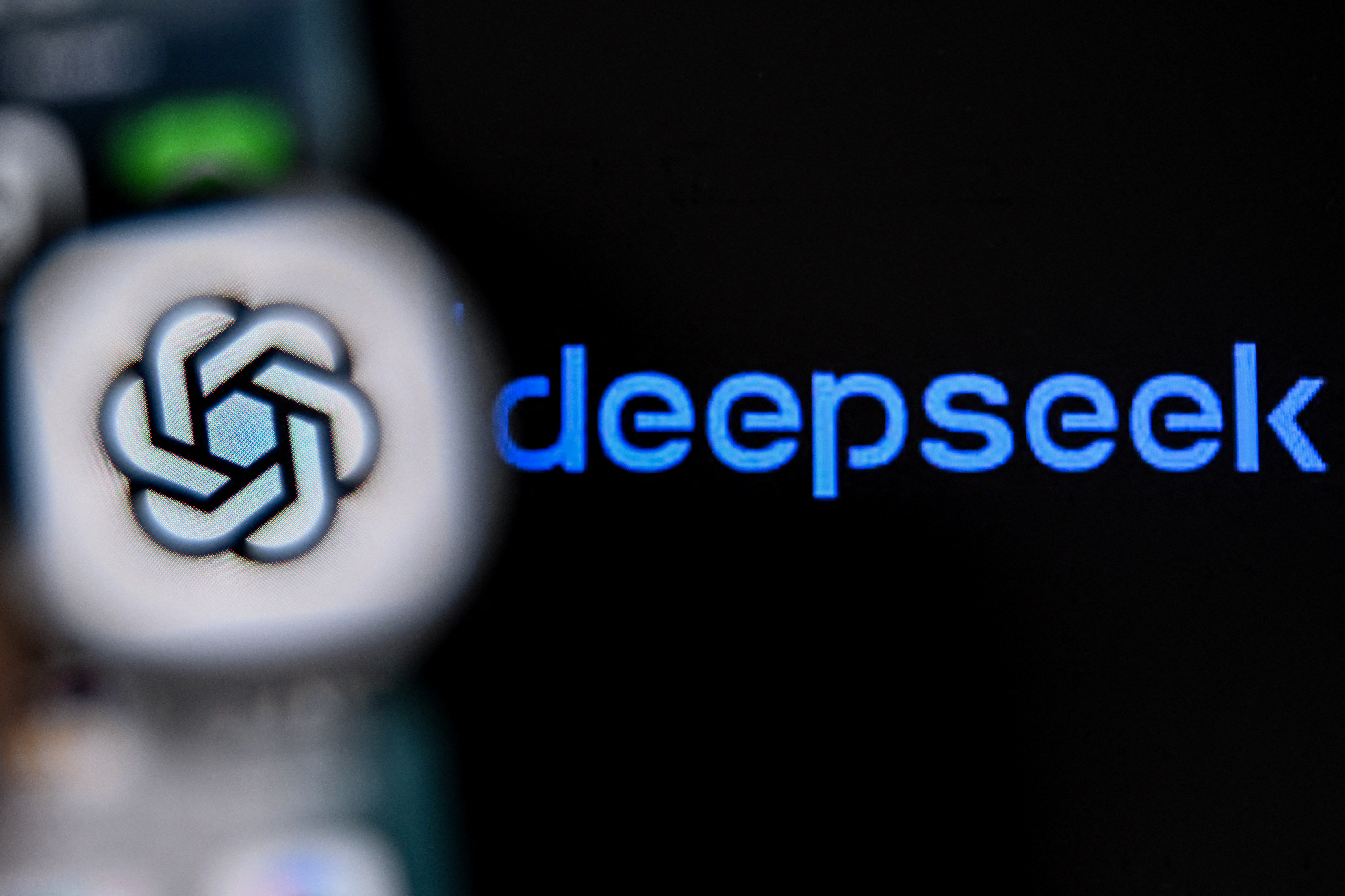 Une photo prise le 1er septembre 2025 montre le logo Deepseek AI sur l'écran d'un ordinateur portable (à droite) à côté du logo de l'application ChatGPT sur l'écran d'un smartphone  Kirill KUDRYAVTSEV / AFP