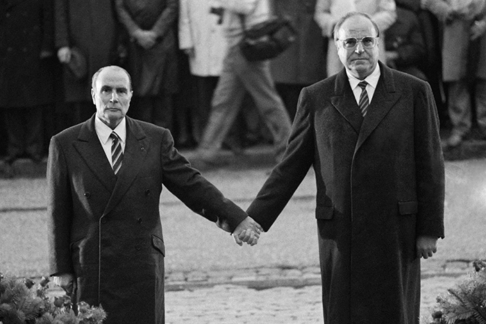 François Mitterrand et Helmut Kohl à Verdun en 1984 - Marcel Mochet - AFP