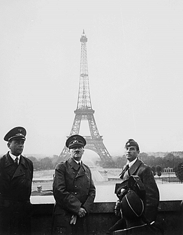 Adolf Hitler devant la Tour Eiffel le 23 juin 1940 - AFP