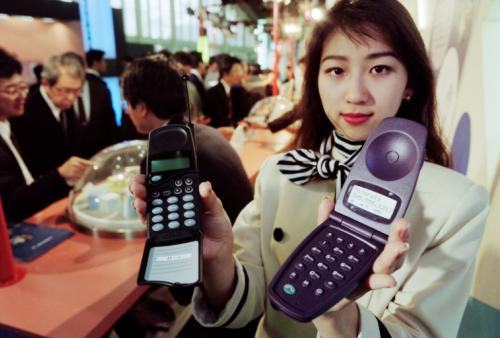 Un prototype de téléphone Motorola en 1995 - Toshifumi Kitamura - AFP