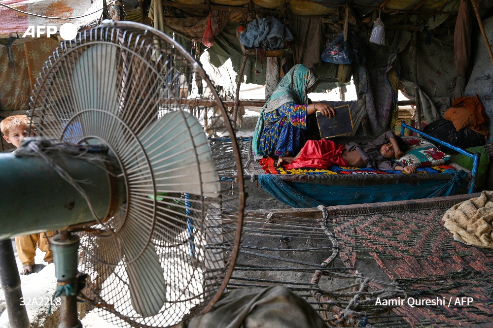 Une femme évente son enfant à Jacobabad en (Pakistan) en mai 2022 - Aamir Qureshi - AFP