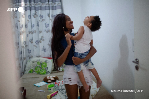 Thamires avec son fils Miguel chez eux, près de Rio, novembre 2018 - Mauro Pimentel - AFP