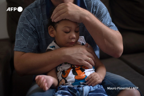 Wallace avec son fils Miguel en novembre 2018 - Mauro Pimentel - AFP
