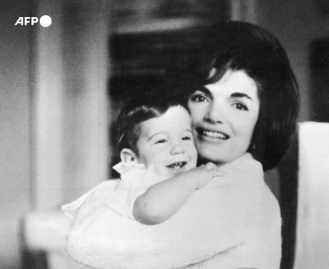 Jacqueline Kennedy et son fils, John jr dans ses bras. John-John est né le 25 novembre1960 - AFP