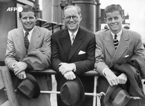 Le patriarche Joseph Kennedy (C), entouré de ses fils Joseph P. Jr (G) et John (D) débarquant à Southampton, le 2 juillet 1938 - AFP