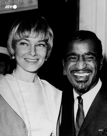Sammy Davis Jr et sa femme May Britt (années 60) - AFP