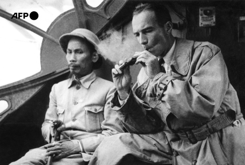 Ho Chi Minh (G) et Jean Sainteny (D), Commissaire de la République, en route pour la signature, le 24 mars 1946, avec le Commandant en chef Thierry d'Argenlieu, de la reconnaissance du Nord-Vietnam comme État libre dans la Fédération indochinoise - AFP