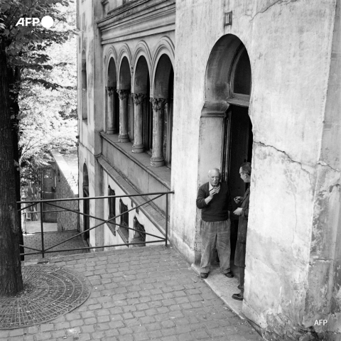 Picasso en 1952 dans une rue de Vallauris - AFP