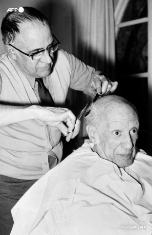 Picasso chez son coiffeur de Vallauris le 21 décembre 1971 -Ralph Gatti - AFP