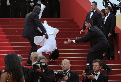 Un cascadeur dévale les marches à coups de roulades en l'honneur de Jean-Paul Belmondo, le 17 mai 2011 ANNE-CHRISTINE POUJOULAT - AFP