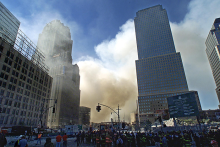 Sur cette photo prise le 12 septembre 2001, des volutes de fumée s’échappent de la scène du World Trade Center à New York après les attentats du 11 septembre. 