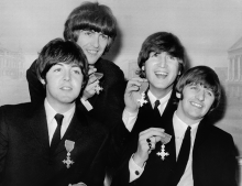 Le groupe britannique The Beatles, Paul McCartney, George Harrison, John Lennon et Ringo Starr présentent leurs récompenses MBE (Bristish Empire Medal) lors d’une conférence de presse après leur investiture le 26 octobre 1965 au palais de Buckingham à Londres.