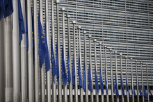Les drapeaux de l'Union européenne sont en berne devant le bâtiment de la Commission européenne à Bruxelles le 23 mars 2016, un jour après les explosions qui ont frappé la capitale belge. 