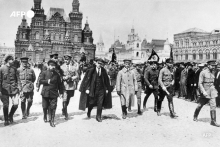 Vladimir Ilitch Oulianov (1870-1924), dit Lénine (au centre), entouré de commandants militaires soviétiques, le 25 mai 1919, sur la Place Rouge de Moscou. 