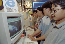 Un visiteur d'une exposition d'ordinateurs utilise une interface logicielle Internet pour consulter un site du World Wide Web (WWW), le 10 septembre 1996 à Pékin. 