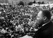 Le révérend Martin Luther King s'adresse à ses partisans après leur retour à l'église Brown's Chapel AME, à la suite de leur marche avortée sur Montgomery, le 9 mars 1965 à Selma.