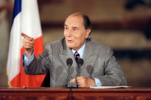Le président français François Mitterrand s'exprime lors d'une conférence de presse à l'Élysée, à Paris, le 15 octobre 1990. 