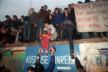 Des habitants de l'Allemagne de l'Est saluent des citoyens de l'Allemagne de l'Ouest à la porte de Brandebourg à Berlin, le 22 décembre 1989. 