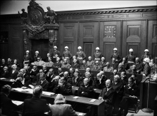 Photo prise vers 1946, montrant le banc des accusés au Tribunal militaire international (TMI) de Nuremberg, où les dirigeants nazis du Troisième Reich étaient jugés pour crimes de guerre pendant la Seconde Guerre mondiale.