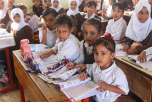 Des écolières assistent à un cours à l'école publique Al-Ribat al-Gharbi à Lahj, située entre les villes de Ta'izz et Aden, le 22 octobre 2025